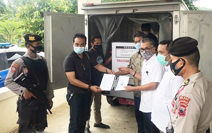 Sebanyak 5.880 vaksin virus corona (Covid-19) akhirnya tiba di Kabupaten Pekalongan, Minggu (24/1). Kedatangan vaksin Sinovac tersebut dikawal oleh anggota Kepolisian sebagai jaminan keamanan mulai dari pengambilan di Gudang Farmasi Dinas Kesehatan Provinsi Jawa Tengah, hingga tiba di Gudang Farmasi Dinas Kesehatan Kabupaten Pekalongan.