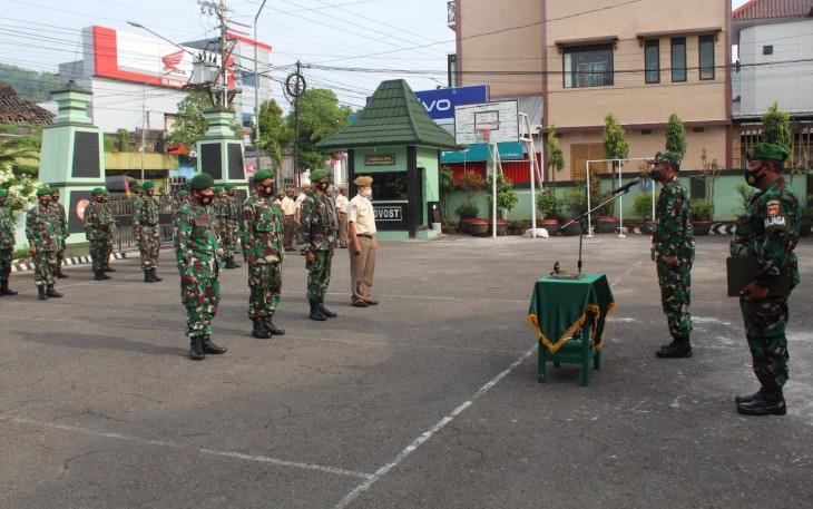Kasdim Mayor Inf Nurul Muthahar, S.Ag., M.Pd pada Senin, (25/1) pimpin anggota dan PNS untuk melaksanakan apel pagi yang bertempat di halaman Makodim.