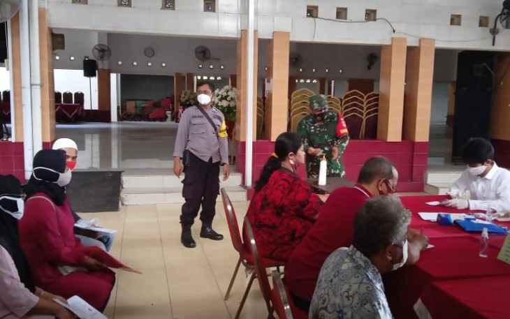 Danramil 03  Serengan Kodim 0735 Surakarta Kapten Inf Tri Sakti K bersama Camat Cek langsung pelaksanaan kegiatan  pembagian BST di Wilayah Kelurahan Kemlayan Kecamatan Serengan, (Rabu, 27/01) 