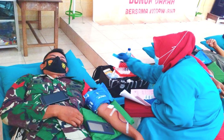 Anggota Koramil 13/Nogosari Kodim 0724/Boyolali Koptu Supriyadi bersama warga Dukuh Mencil, Desa Glonggong Kecamatan Nogosari, Kabupaten Boyolali melaksanakan Donor darah.
