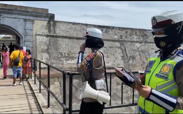 Selain Pengalihan Arus Kawasan Pantai Panjang Satlantas Polres Bengkulu Gencar Beri Imbauan Prokes Covid-19