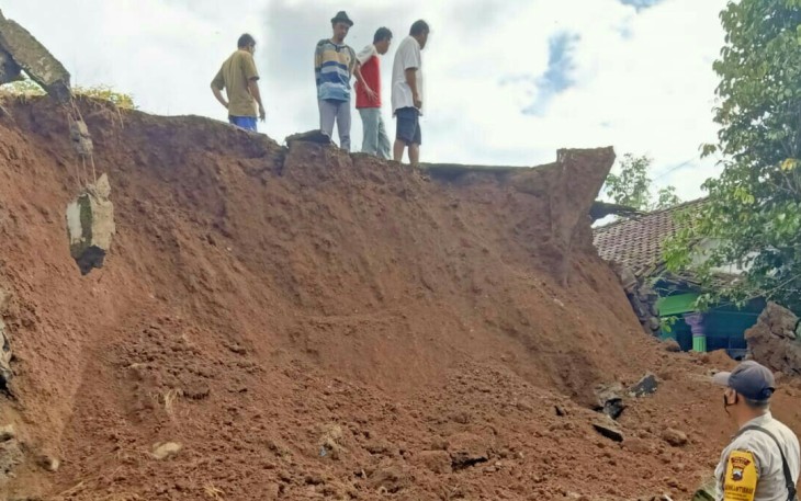 Talud longsor di Desa Klumpit