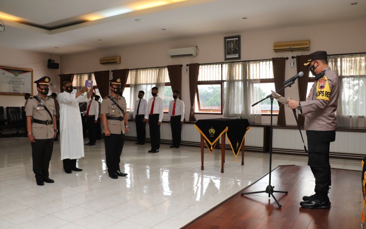 Kapolres Kendal AKBP Raphael Sandhy Cahya Priambodo, S.I.K. memimpin serah terima jabatan (sertijab) Kapolsek Gemuh yang digelar di Aula Polres Kendal, Rabu (27/1/2021).