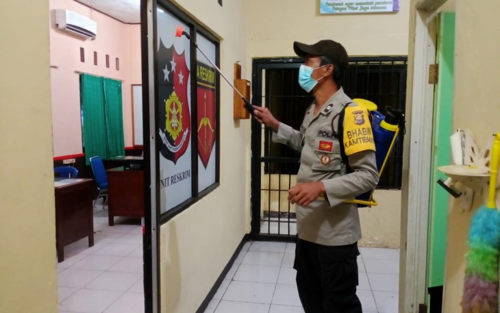 Polsek Kampung Melayu Semprotkan Disinfektan 