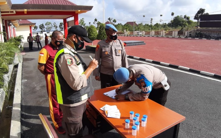 Propam Polres Bintan Laksanakan Tes Urine Secara Acak Terhadap Personel 