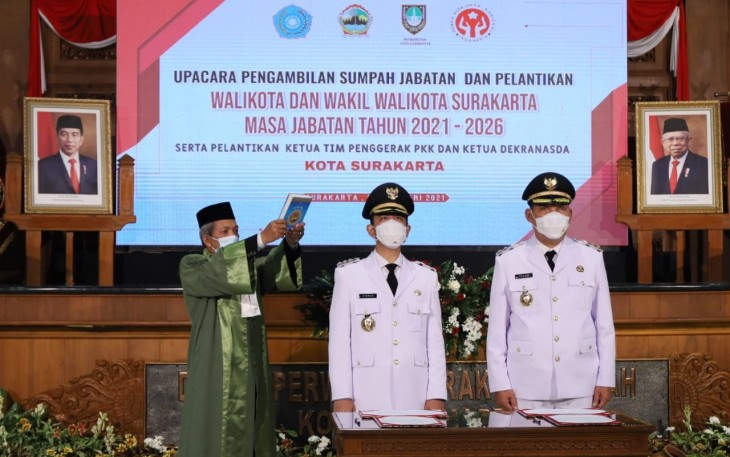 Upacara pengambilan sumpah jabatan dan pelantikan Walikota dan Wakil Walikota Solo periode 2021-2026 di Gedung Graha Paripurna DPRD Surakarta