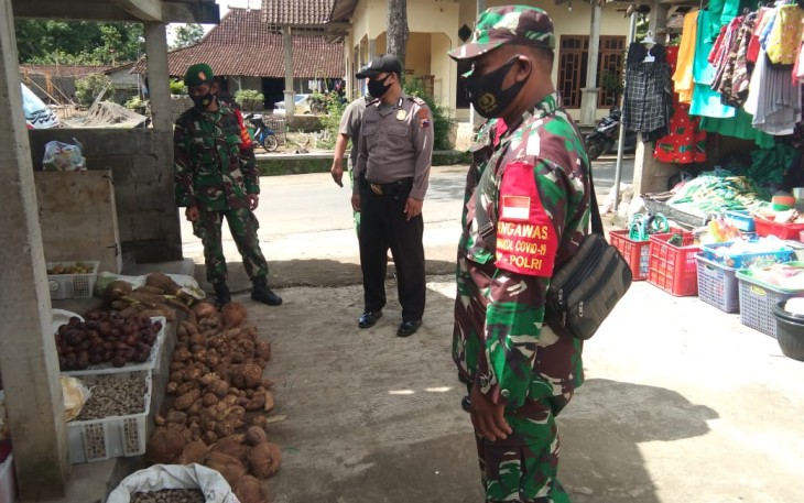Babinsa Musuk Koramil 02/Musuk Kodim 0724/Boyolali Serma Sunardi  beserta anggota Polsek Musuk melaksanakan kegiatan pemantauan Posedur Kesehatan di pasar Dukuh Plandakan RT 03 RW 05 Desa Sukorejo Kecamatan Musuk, Kabupaten Boyolali. Senin (01/02).