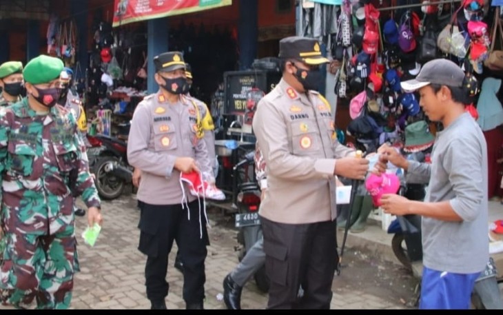 Kapolres Pekalongan AKBP Darno, S.H., S.I.K.,membagikan masker kepada masyarakat