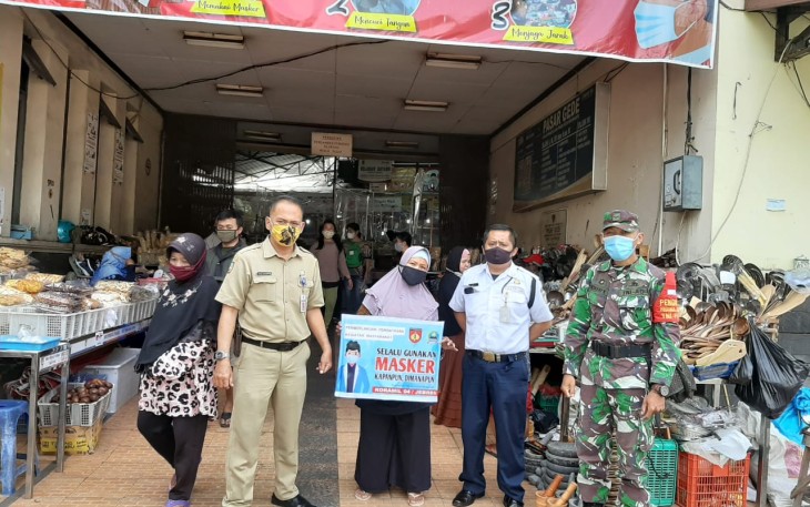 Serda Hidayat Kurniawan selaku Babinsa Kelurahan Sudiroprajan Koramil 04/Jebres Kodim 0735/Surakarta bersama Lurah dan Satpam Pasar Gede gencar sosialisasikan protokol kesehatan (Protkes) guna menekan penyebaran Covid-19 diwilayah binaannya Jl.Urip Sumoharjo Kecamatan Jebres Kota Surakarta.