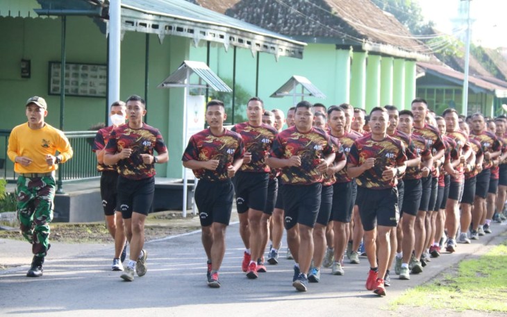 Prajurit satuan teritorial Korem 073/Makutarama Salatiga lari aerobik bersama dengan prajurit Yonif Mekanis Raider 411/Pandawa 