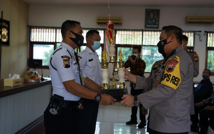 Kapolres Kendal serahkan Piala Juara Harapan II TPTKP Kelompok Satpam Kabupaten Kendal Tingkat Polda Jateng