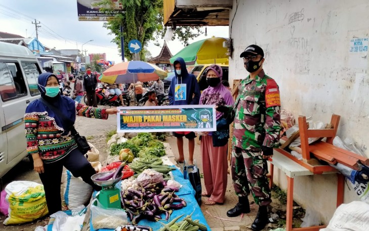 anggota Koramil 21/Bulukerto dan Polsek melaksanakan operasi penegakan disiplin protokol kesehatan yang dilaksanakan di kantor BRI, Toko tani Kec. Bulukerto.