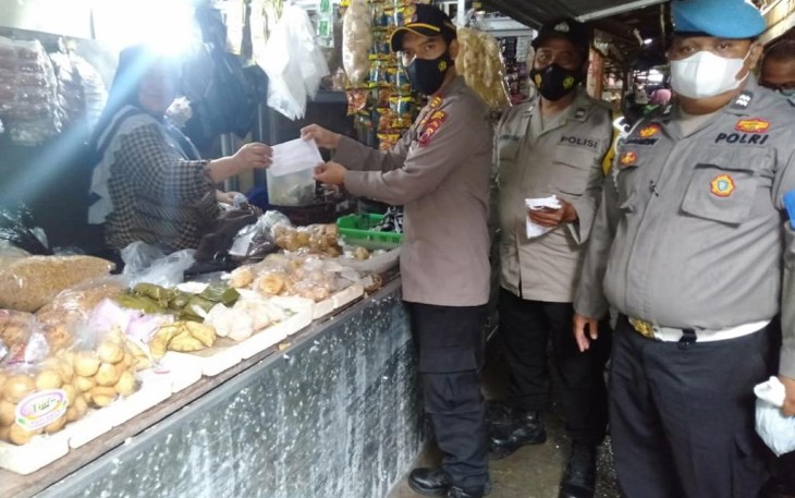Kapolsek Kaliwungu AKP. Aryanindita  Bagasatwika M, S.I.K M.H.memberikan masker ke pedagang di pasar Gladak