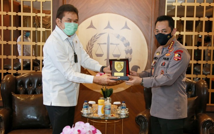 Jaksa Agung RI ST Burhanuddin Menerima Cindera Mata Dari Kapolri Jenderal Listyo Sigit Prabowo di Kantor Kejaksaan Agung 