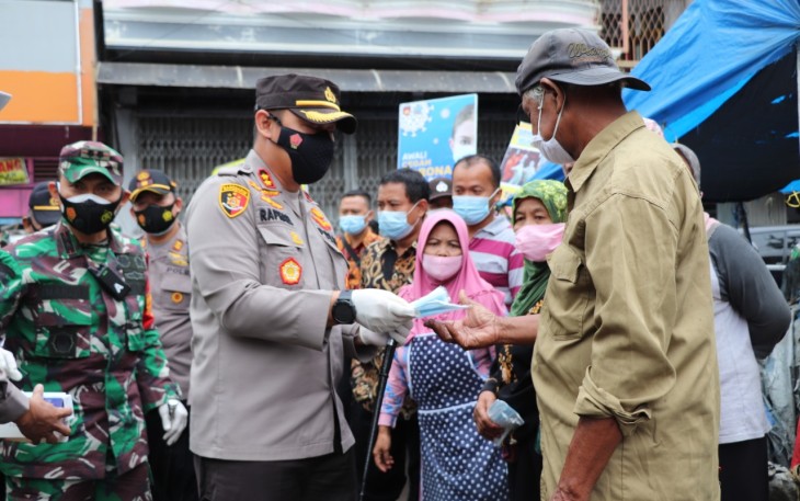Kapolres Kendal Polda Jawa Tengah AKBP Raphael Sandhy Cahya Priambodo, S.I.K. memberikan masker kepada masyarakat yang tidak laksanakan Protokol kesehatan