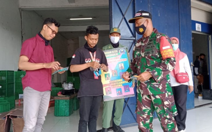 Kodim 0726/Sukoharjo dan Satpol PP Bagikan Masker Gratis dan Lakukan Himbauan 5M Terminal Sukoharjo