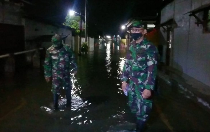 Danramil 10/Batang bersama anggota jaga melakukan patroli malam kesemua titik lokasi paska banjir yang terjadi di wilayah Kec. Batang, Sabtu (6/2/21) malam.