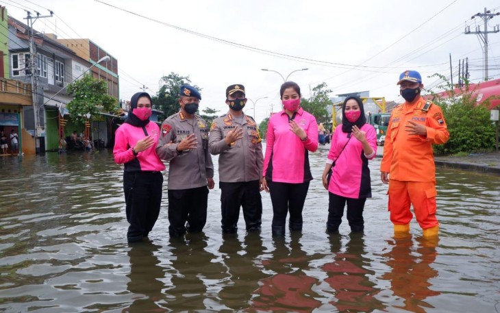 Dansat Brimob, Kapolrestabes Semarang dan Dirpolairud Polda Jateng bersama Bhayangkari turut bantu evakuasi banjir (7/2/2021)