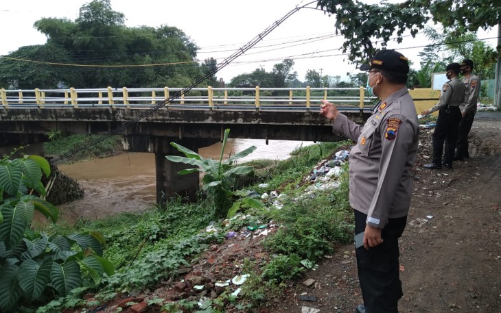 Kapolsek Weleri AKP Miyardi SH. meninjau jembatan sungai Bulanan atau Sungai mati yang amblas