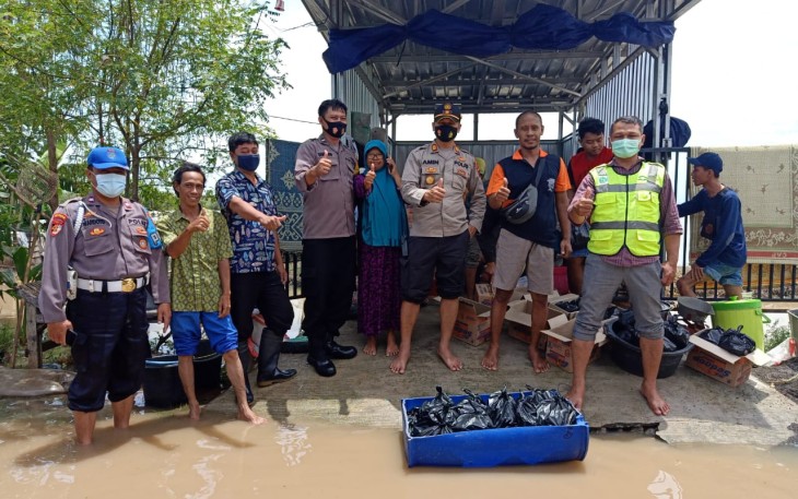 Kapolsek Brangsong AKP Amin Supangat SH. MM. Bapak Saiful perwakilan dari PT KIK., Kades Turunrejo,  Bhabinkamtibmas Desa.Turunrejo, Anggota Polsek Brangsong. Foto bersama setelah selesai berikan Bansos