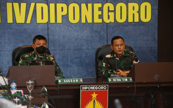 Kodam IV/Diponegoro menerima kunjungan tim pengawasan dan pemeriksaan (wasrik) Itjenad dalam rangka melaksanakan kegiatan pengawasan post audit Itjenad 2021 yang meliputi satuan jajaran Kodam IV/Diponegoro. Rangkaian kegiatan pemeriksaan tersebut diawali dengan acara taklimat awal oleh Tim Itjenad di ruang Bina Yudha Makodam IV/Dip, Selasa (9/2/2021).