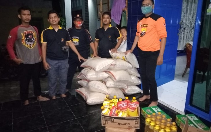 Ketua Senkom Mitra Polri Kota Pekalongan Sugono S.pd   bersama jajaran pengurus Senkom  memberikan bantuan berupa paket sembako kepada Warga Masyarakat yang terdampak  banjir di STIMIK,Kraton dan Panjang kecamatan Pekalongan Utara.