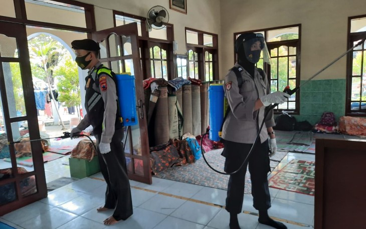 Polres Pekalongan Kota bekerja sama dengan Palang Merah Indonesia (PMI) Cabang kota Pekalongan menggelar penyemprotan disinfektan 