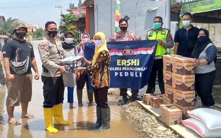 anggota Polres Pekalongan yang tegabung dalam Dikmaba Polri Angkatan  XX Tahun 2001 (Ershi) memberikan bantuan sembako berupa beras, mie instan,telur, minyak goreng. Gula pasir dan teh kepada korban banjir.