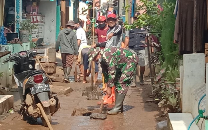 Koramil 10/Batang Kota bersama warga masyarakat berinisiatif melakukan kerja bakti membersihkan saluran pembuangan air sepanjang 250 meter di Klidang Lor, Kecamatan Batang, Kabupaten Batang,  Jumat (12/2/21)