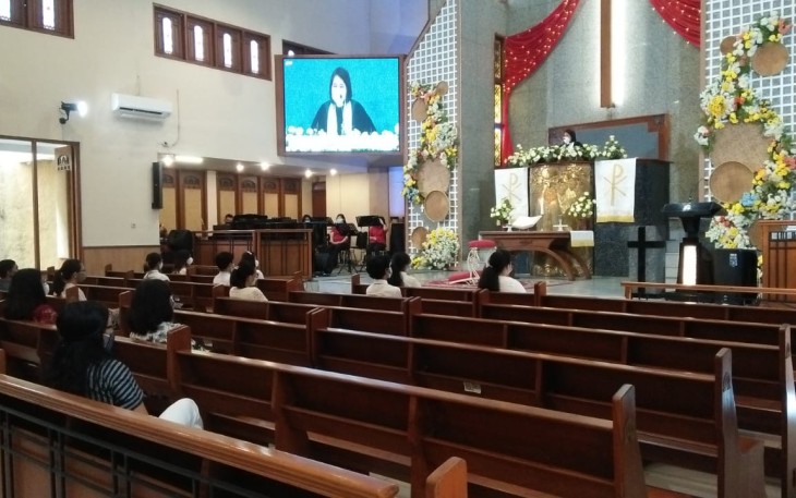 Babinsa Kelurahan Jayengan Koramil 03 Serengan Kodim 0735 Surakarta Sertu Rohmad Melaksanakan Pengamanan dan pengecekan Edukasi Penerapan Pemberlakuan Pembatasan Kegiatan Masyarakat (PPKM) kegiatan Kebaktian Mingguan Tahun 2021 melalui (Live Streaming ) bertempat di GKJ Coyudan Jln. Dr. Rajiman No.125 Kelurahan Jayengan Kecamatan Serengan Kota Surakarta,