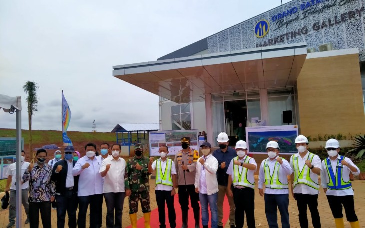 Dandim Batang Letkol Arh Yan Eka Putra bersama Bupati dan Kapolres Batang mendampingi Kepala Badan Koordinasi Penanaman Modal (BKPM), Bahlil Lahadia dalam kunjungan untuk memastikan bahwa para investor berkomitmen kuat untuk menanamkan modalnya di Kawasan Industri Terpadu Kabupaten Batang, Minggu (14/2/2021).