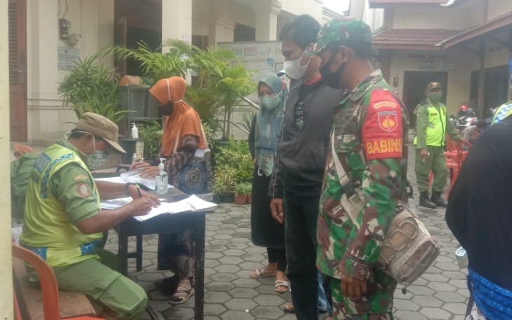 Babinsa Kelurahan Serengan Koramil 03 Serengan Kodim 0735 Surakarta Sertu E Lau We dan Bhabinkamtibmas Bripka Marjono melaksanakan pemantauan dan pengamanan pembagian pencairan Bantuan Sosial Tunai (BST) bertempat digedung Panti Sarojo Kelurahan Serengan Kecamatan Serengan Kota Surakarta