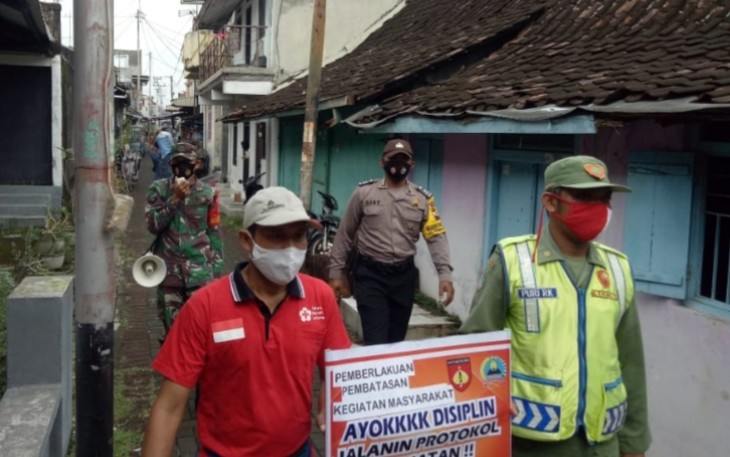 Babinsa Kelurahan Sudiroprajan Koramil 04/Jebres Kodim 0735/Surakarta Serda Hidayat Kurniawan didampingi Bhabinkamtibmas, Linmas dan Sibat yang tergabung dalam Satgas Covid - 19 berbasis Mikro melaksanakan himbauan protokol kesehatan dimasa Pemberlakuan Pembatasan Kegiatan Masyarakat (PPKM) diwilayah Sudiroprajan Jl.Sumase Rw 3 sampai dengan Rw 8 Kelurahan Sudiroprajan Kecamatan Jebres Kota Surakarta.