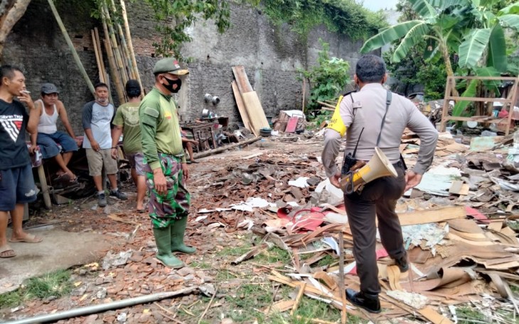 Babinsa Kelurahan Jagalan Koramil 04/Jebres Sertu Lalu Adijaya bersama Bhabinkamtibmas membantu pembersihan puing-puing rumah akibat bencana rumah roboh akibat tingginya curah hujan melanda wilayah Surakarta khususnya Kelurahan Jagalan RT 02/04 Kecamatan Jebres, Selasa (16/2/2021).
