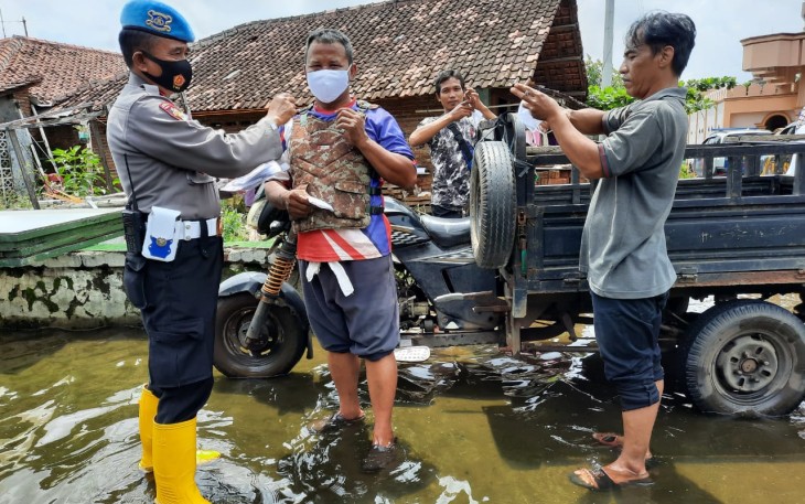 Kasie Propam Polres Pekalongan Kota Polda Jateng Iptu Safrowi SH Membagikan masker kepada korban banjir di Kecamatan Tirto