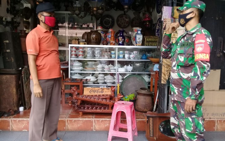 Babinsa Kelurahan Keprabon Koramil 02/Banjarsari Kodim 0735/Surakarta Serda Sugiyanto melaksanakan kegiatan Pemberlakuan Pembatasan Kegiatan Masyarakat (PPKM) bertempat di Pasar Triwindu , jalan Diponegoro kelurahan Keprabon kecamatan Banjarsari kota Surakarta.