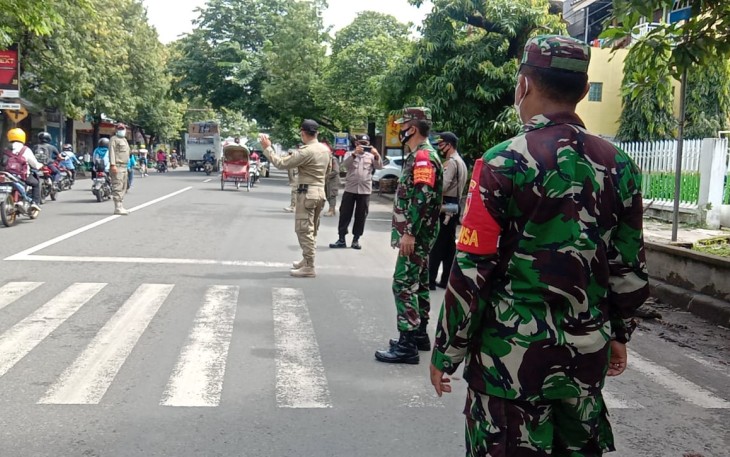 Jln Brigjen Sudiarto depan Kantor pegadaian Kelurahan Joyosuran kecamatan Pasar Kliwon kota surakarta telah dilaksanakan Operasi yustisi gabungan TNI,POLRI dan SATPOL PP kota Surakarta.