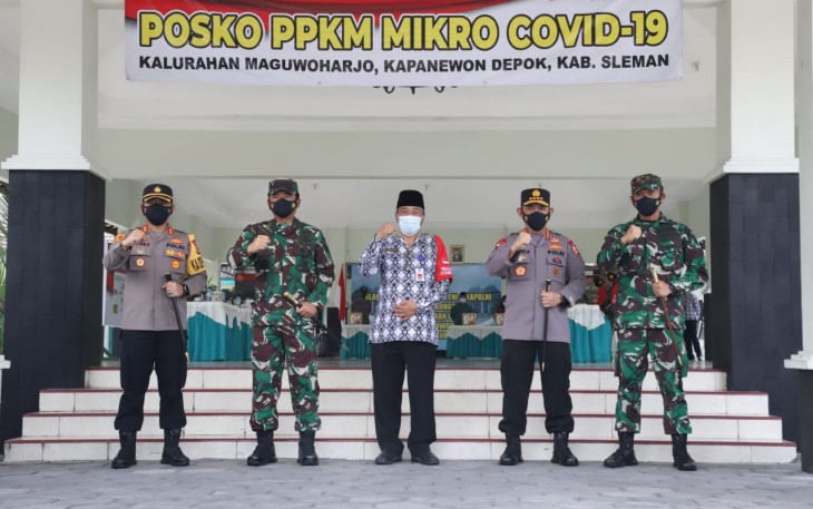 Panglima TNI Marsekal TNI Hadi Tjahjanto bersama Kapolri Jenderal Pol Listyo Sigit Prabowo mengunjungi Posko Pemberlakuan Pembatasan Kegiatan Masyarakat (PPKM) Mikro Covid-19 di Kalurahan Maguwoharjo, Kapanewon Depok, Kabupaten Sleman, Jumat (19/2/2021). 