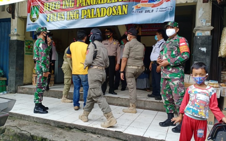 Danramil 03 Serengan Bersama Polsek, Satpol PP dan Linmas Laksanakan Operasi Yustisi Masker