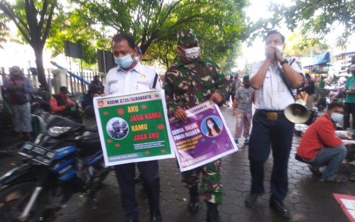 Babinsa Kelurahan Semanggi Koramil 05 Pasar Kliwon Kodim 0735/Surakarta Koptu Guler Santana bersama securty pasar Notoharjo melaksanakan Pengecekan dan himbauan protokol kesehatan , pakai masker, cuci tangan, jaga jarak ,Hindari Kerumunan, dalam Pemberlakuan Pembatasan Kegiatan Masyarakat ( PPKM ) di Pasar Notoharjo Klitikan, Solo.