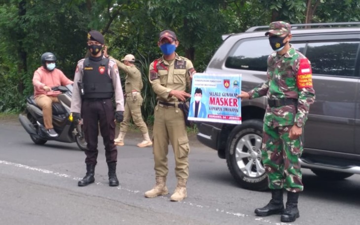 Danramil 04/Jebres Kodim 0735/Surakarta Kapten Inf Paidi didampingi Babinsa Sudiroprajan Serda Hidayat Kurniawan bersama Polisi dan Satpol PP melaksanakan operasi yustisi serta himbauan protokol kesehatan untuk memutus penyebaran Covid - 19 yang bertempat didepan gedung Prof dr Soeharso Jl. Tentara Pelajar dilanjutkan hunting di Pasar Gede dan Pasar Ledoksari Kecamatan Jebres Kota Surakarta.