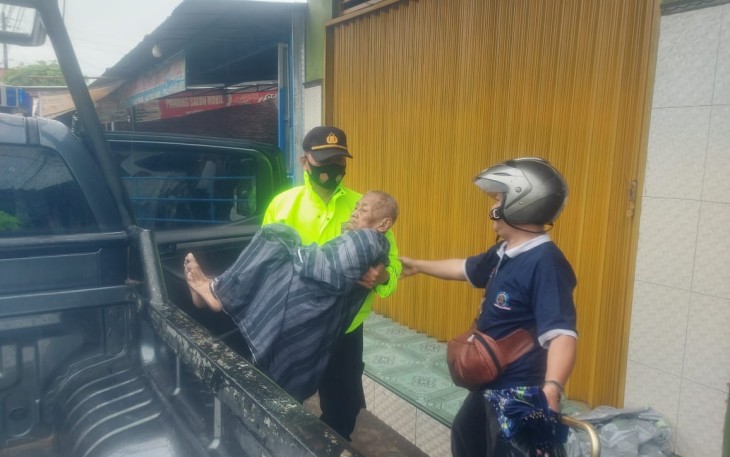 Sat Sabhara Polres Pekalongan Kota melakukan evakuasi korban banjir