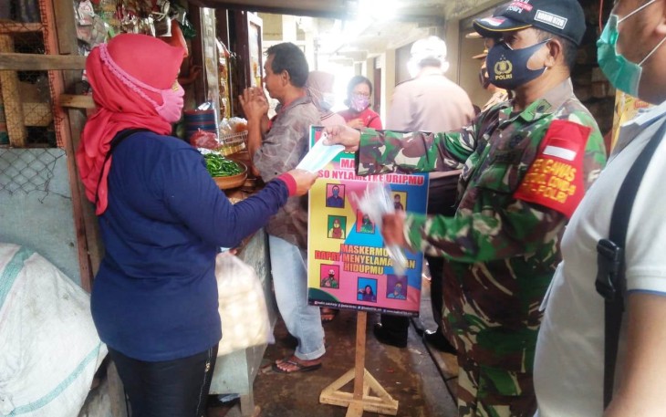 Koramil 12/Bendosari bersama Satgas Covid-19 Tingkat Kec. Bendosari membagikan masker gratis.