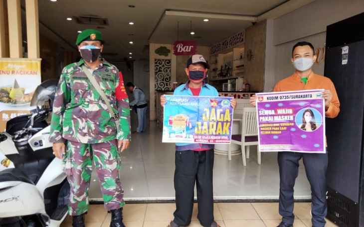 Babinsa Kelurahan Kratonan Koramil 03/Serengan Kodim 0735/Surakarta Sersan mayor Yudi Widianto melaksanakan pengecekan tentang penerapan Pemberlakuan Pembatasan Kegiatan Masyarakat (PPKM) yang bertempat rumah makan Violet di Jalan Gatot Subroto no.285 Kratonan kelurahaan kratonan kecamatan Serengan.