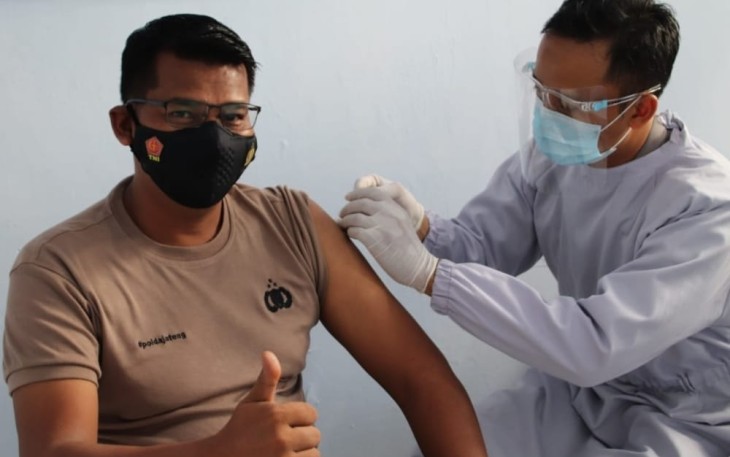 Kapolres Pekalongan AKBP Darno, S.H., S.I.K., menerima suntikan vaksinasi Covid-19 tahap kedua periode pertama pada hari ini Selasa (23/2/2021).
