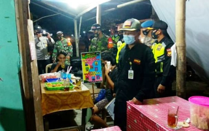 Koramil 05/Weru bersinergi dengan anggota Polsek Weru dan trantib Kecamatan Weru melaksanakan kegiatan himbauan bersama pada malam hari di warung makan atau hik di wilayah Kec. Weru