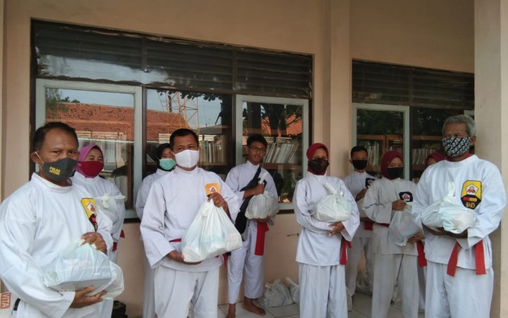 Keluarga Silat Nasional Indonesia Perisai Diri kota Pekalongan menyaluarkan bantuan sembako dari para donatur Kelatnas *Perisai Diri* Provinsi Jawa Tengah bantuan kemanusiaan yang diinisiasi oleh Ketua Umum Kelatnas Perisai Diri Amir  Mustofa S.PD, diterima oleh Ketua  Cabang Perisai Diri Pekalongan Heru Sumedi, SH dan selaku Penasehat dan Pelatih Perisai Diri  Sumarno S.PI,  untuk korban bencana alam banjir Minggu (28/2/2021)