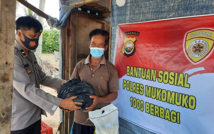 Polres Mukomuko Salurkan Program Bantuan Sosial 1000 Berbagi