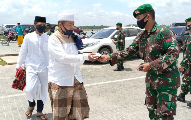 Yonif 725/Woroagi Bersama Sat Brimobda Sultra Bagikan Masker