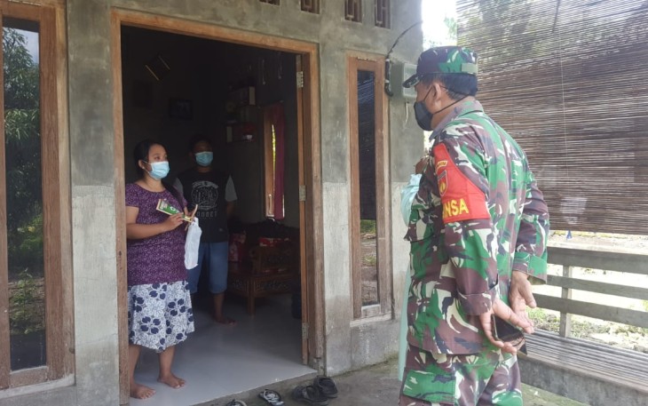 Babinsa Tempursari Koramil 10/ Sambi Kodim 0724/Boyolali Sertu Sugiyanto membantu tim Satgas Covid melakukan contact tracking, bertempat di Dukuh Kembang Sawit dengan warganya yang berinisial S (26) Desa Tempursari Kecamatan Sambi Kabupaten Boyolali. Senin (01/03)